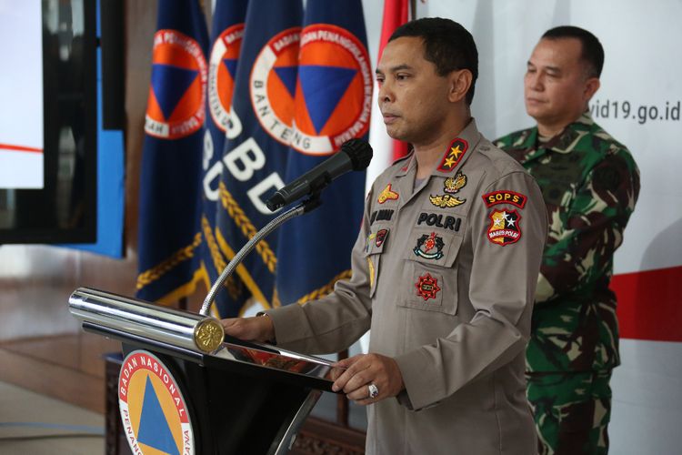 Asisten Kapolri bidang Operasi (Asops) Irjen Herry Rudolf Nahak, saat memberikan keterangan pers di Graha BNPB, Jakarta, Sabtu (4/4/2020).