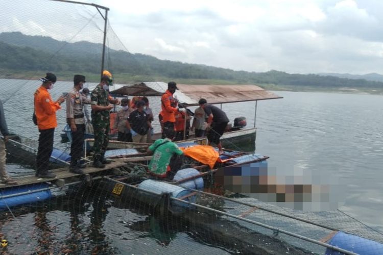 Warga Dusun Bersole, Desa Sumberejo, Kecamatan Wadaslintang, Kabupaten Wonosobo sempat digegerkan dengan penemuan mayat perempuan yang terapung di waduk pada Selasa (25/6) pagi.
