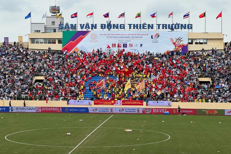 Stadion Thein Truong sudah dipenuhi suporter atau penonton 60 menit menjelang kickoff timnas Indonesia vs Thailand.