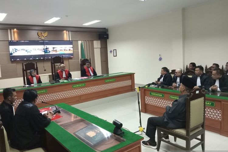 Terdakwa kasus dugaan penistaan agama Panji Gumilang saat menjalani sidang lanjutan di Pengadilan Negeri Indramayu, Jawa Barat, Senin (27/11/2023).  