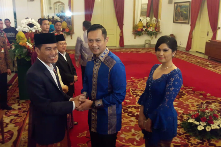 Agus Harimurti Yudhoyono bersilaturahmi dengan Presiden Joko Widodo di istana Negara, Jakarta, Minggu (25/6/2017).