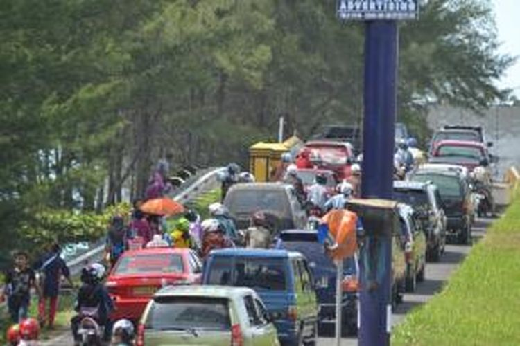 Kemacetan terjadi di ruas jalan objek wisata pantai panjang