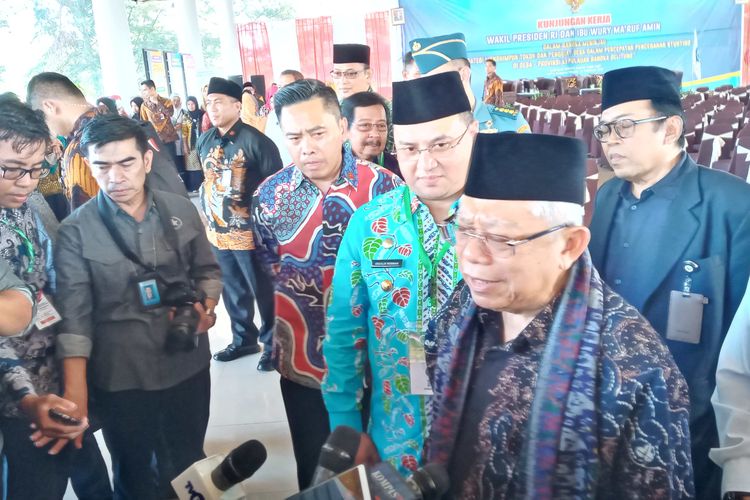Wapres Maruf Amin didampingi Gubernur Babel Erzaldi Rosman menjawab pertanyaan awak media di Pangkal Pinang, Rabu (26/2/2020).