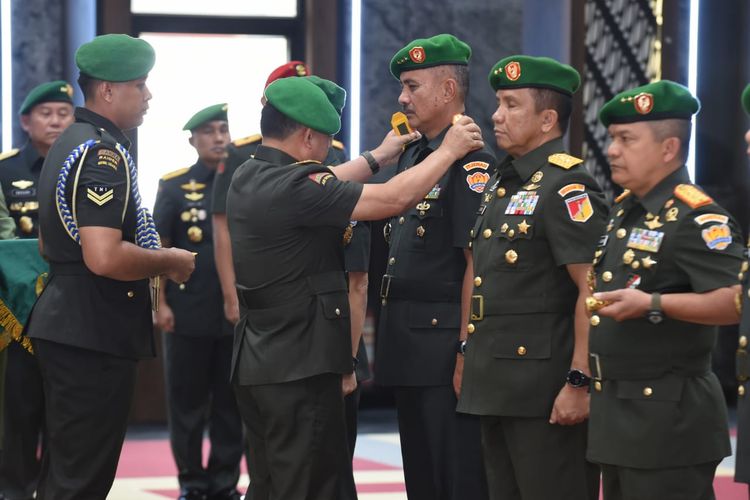 Kepala Staf TNI Angkatan Darat (KSAD) Jenderal Dudung Abdurachman memimpin serah terima jabatan (sertijab) 14 jabatan strategis TNI AD di Markas Besar AD (Mabesad), Jakarta Pusat, Senin (21/8/2023).