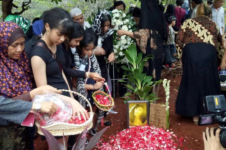 Suasana pemakaman Yana Zein, di TPU Gandul, Cinere, Depok, Jumat (2/6/2017).