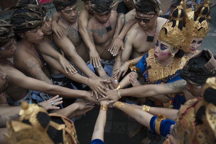 Para narapidana menjalin kekompakan menjelang pentas kesenian di Taman Budaya Denpasar, Jumat (7/7/2017). 