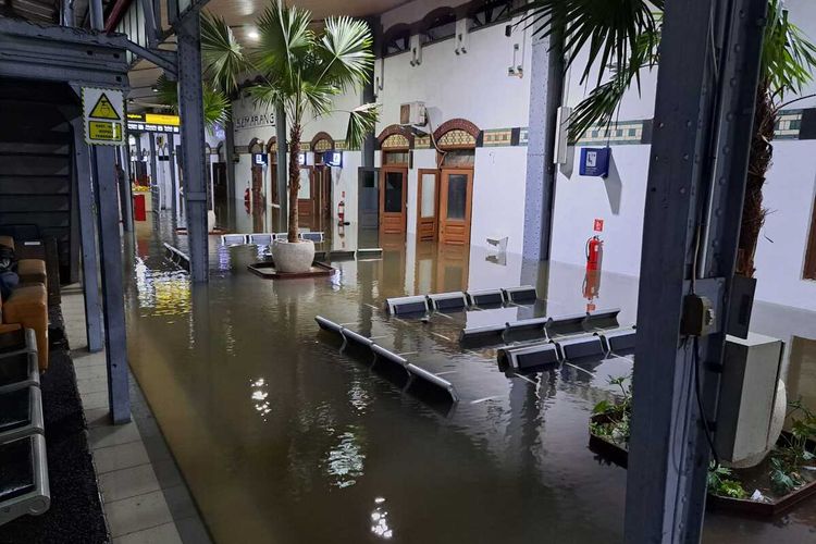 Suasana banjir yang merendam Stasiun Tawang Semarang, Kamis (14/3/2024).