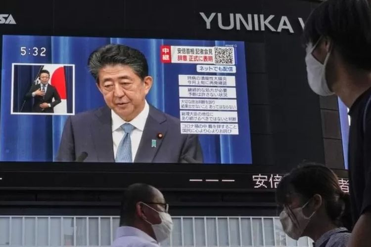 Shinzo Abe saat mengumumkan pengunduran dirinya pada 2020.