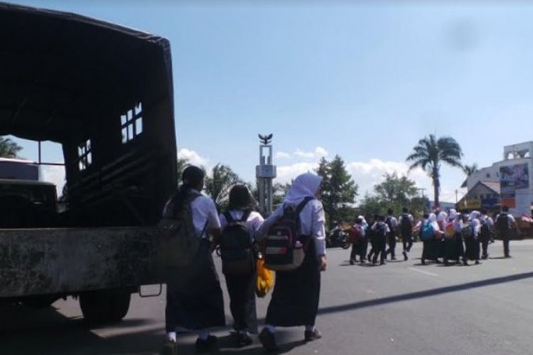 Puluhan siswa sepulang sekolah memperoleh tumpangan kendaraan gratis dari beberapa komunitas di Salatiga, Selasa (22/8/2017). Pemandangan itu terlihat di sekitar Bundaran Tamansari Kota Salatiga sebagai dampak dari masih mogoknya operasional angkutan kota sejak kemarin, Senin (21/8/2017). 