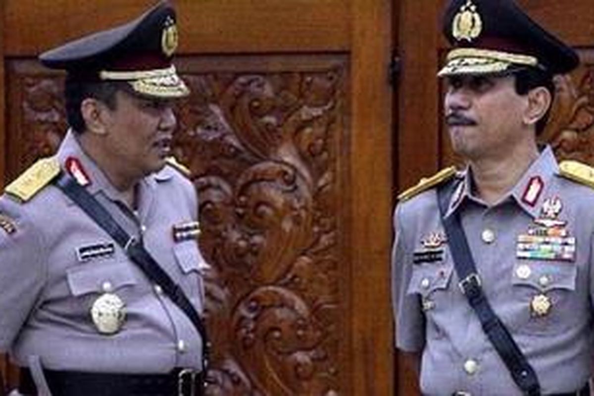 Irjen Anang Iskandar kiri berbincang dengan Brigjen (Pol) Suhardi Alius (kanan) dalam acara serah terima jabatan Kadiv Humas Mabes Polri di Gedung Rupatama Mabes Polri, Jumat (21/9/2012).