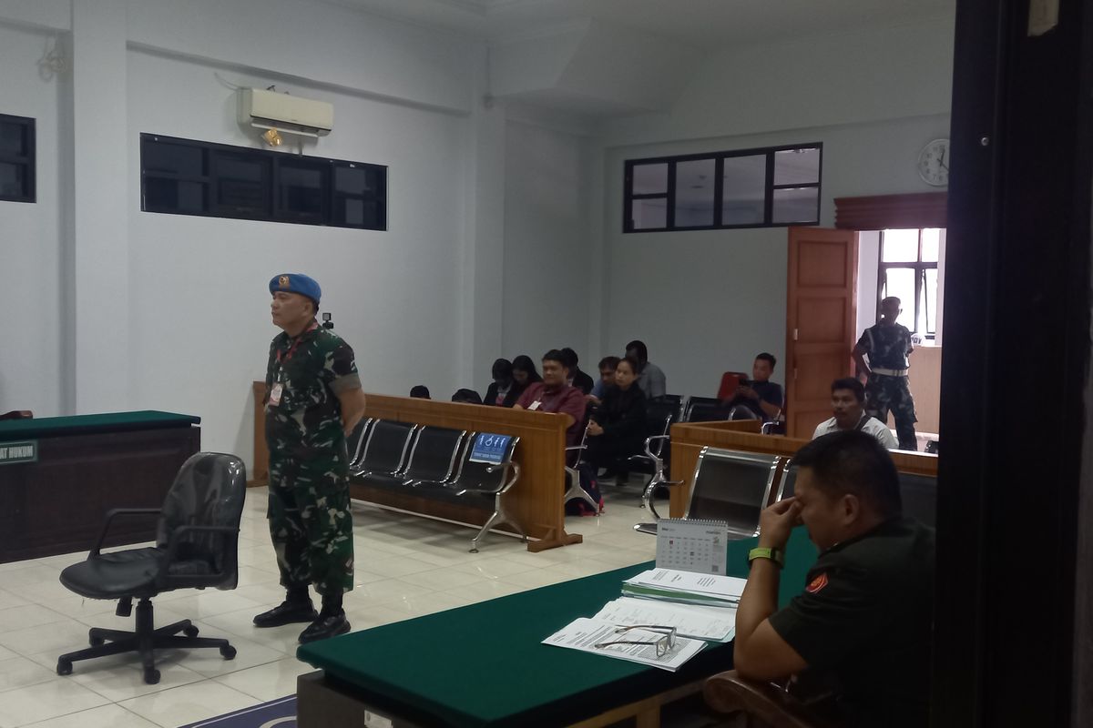 Anggota Pasukan Pengamanan Presiden (Paspampres), Kapten Infanteri Hormat Togarly Purba divonis 9 bulan 15 hari penjara di Pengadilan Militer I-02 Medan, Senin (30/5/2023). Dia terlibat kasus penipuan pengurusan sertifikat tanah di Kabupaten Humbahas