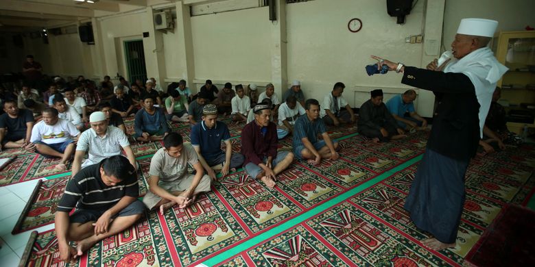 Haji Husni S, menjadi pembina rohani tahanan di rutan Markas Kepolisian Daerah Metropolitan Jakarta Raya, Jakarta, Jumat (16/2/2018). Pensiunan pegawai negeri sipil di Mapolda Metro Jaya ini mengabdikan diri menjadi pembina rohani bagi tahanan sejak tahun 1965.