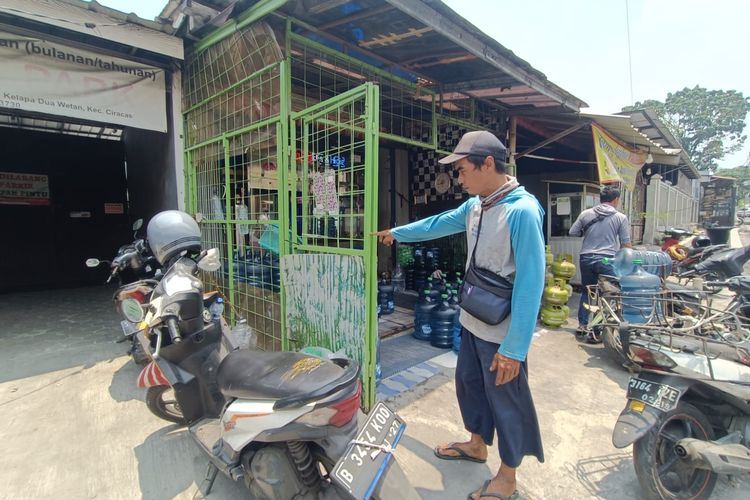 Salah satu karyawan depot air isi ulang milik Andi (38) menunjukkan lokasi cekcok terjadi di Jalan Bogem, Kelapa Dua Wetan, Ciracas, Jakarta Timur, Jumat (20/10/2023).