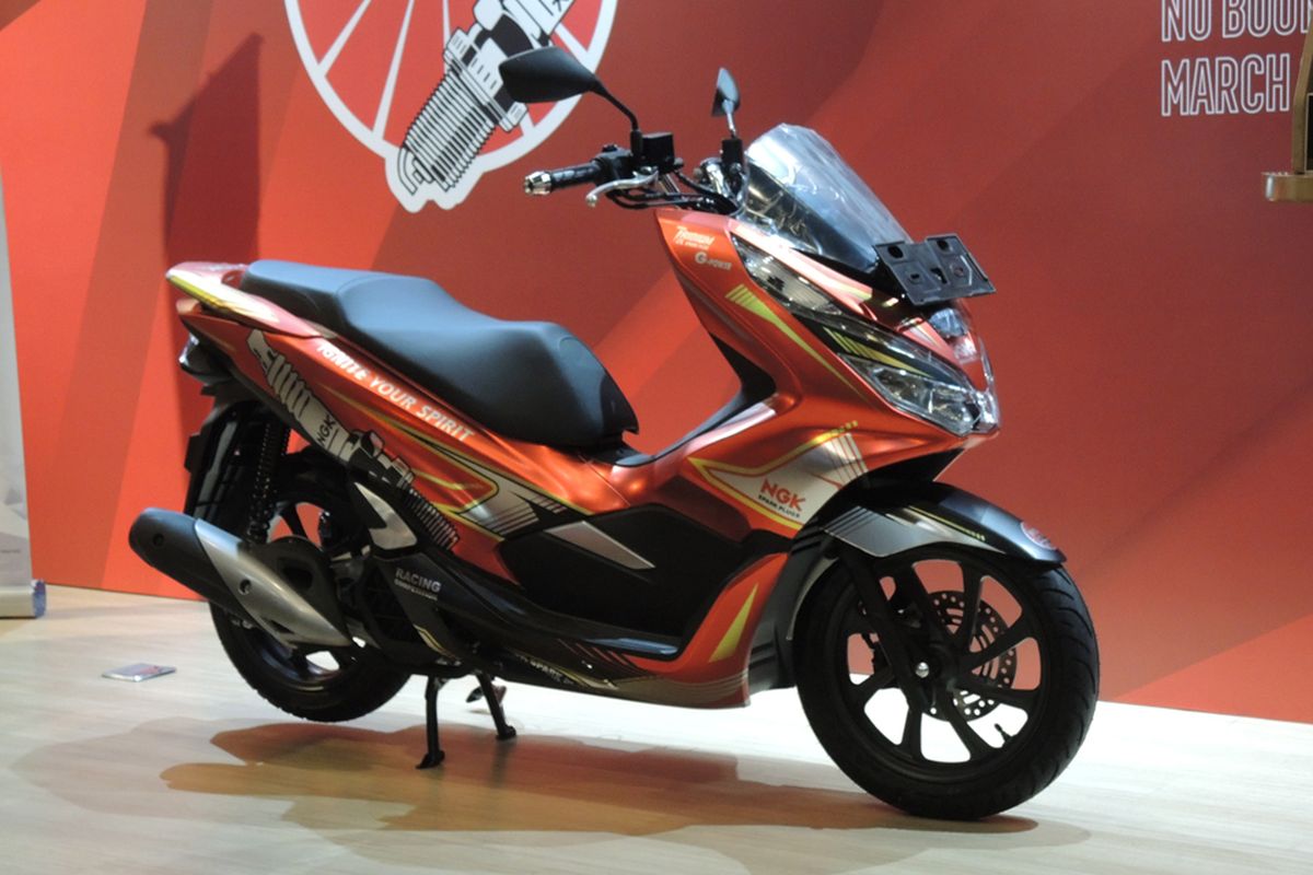 Honda PCX 150 menggunakan decal di seluruh body-nya.