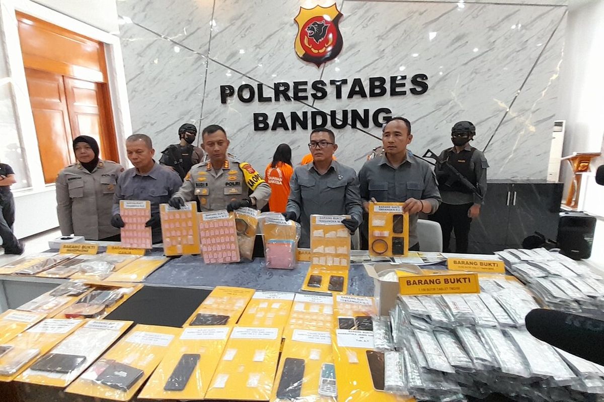 Kapolrestabes Bandung Kombes Pol Budi Sartono dan Kasatnarkoba AKBP Fauzan Syahril tengah memperlihatkan barang bukti pengungkapan narkoba selama tiga pekan, di Mapolrestabes Bandung, Kota Bandung Jawa barat, kamis (19/10/2023)