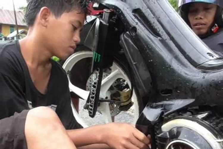 Puluhan bocah jadi mekanik dadakan di Mamuju sullawesi barat. Mereka menawarkan jasa ke pengendara motor yang mogok di tengah banjir