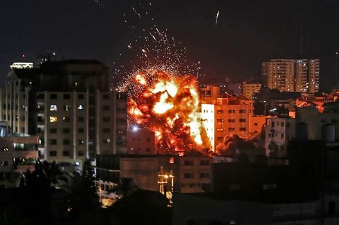 Kewalahan Hadapi Balon Pembakar, Israel Gempur Jalur Gaza