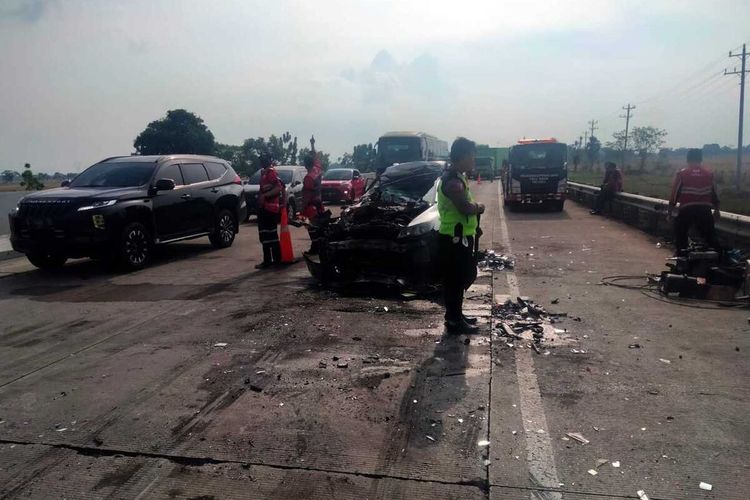 Petugas mengevakuasi korban dan kendaraan yang terlibat kecelakaan di jalan tol ruas Pejagan-Pemalang Kilometer 253, Kabupaten Brebes, Jawa Tengah, Minggu (18/9/2022).

