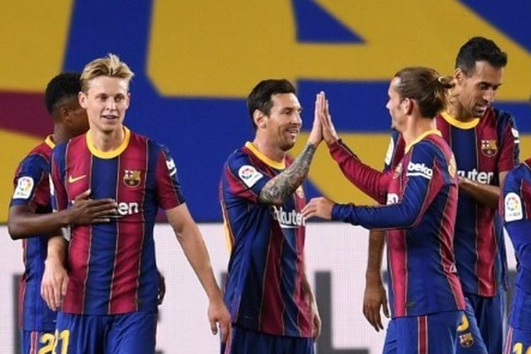 Penyerang Barcelona, Lionel Messi, diselamati rekan-rekannya setelah membobol gawang Villarreal pada lanjutan Liga Spanyol 2020-2021.