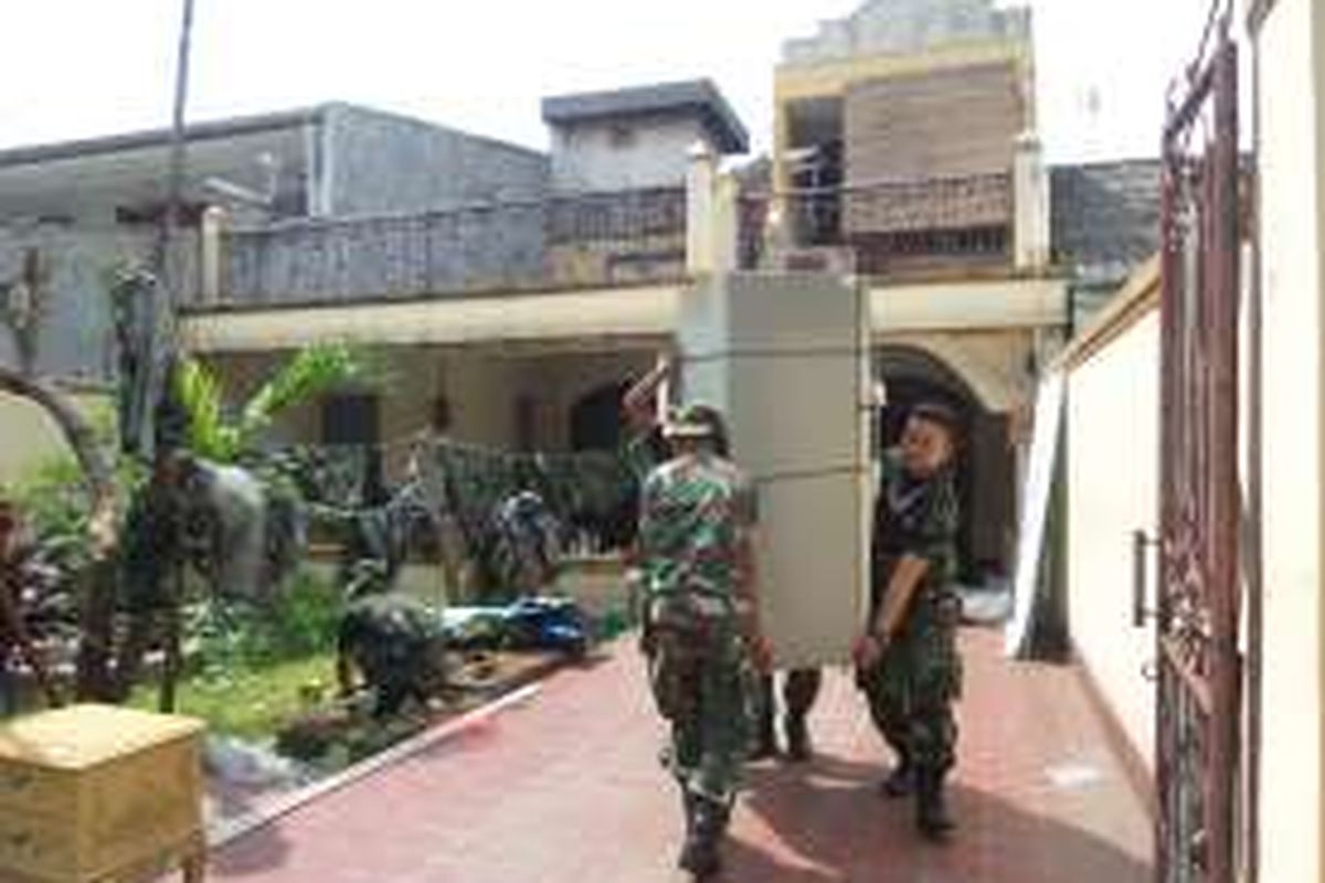 Personel puluhan Kodam Jaya mengangkut barang warga Kodam Bintaro Pesanggrahan, Jakarta Selatan, Kamis (12/5/2016).