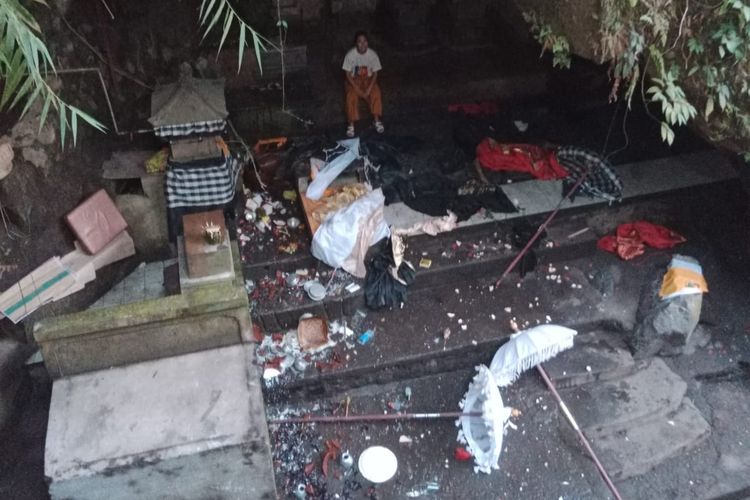 Seorang WN Korea perempuan berinisial YN diduga melakukan perusakan di Pura Goa Raja Besakih di Desa Besakih, Kecamatan Rendang, Kabupaten Karangasem, Provinsi Bali.