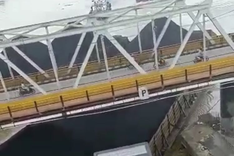 Tangkapan layar video saat tongkang bermuatan batu bara menyenggol pilar sisi kanan Jembatan Mahakam, Senin (28/3/2022).