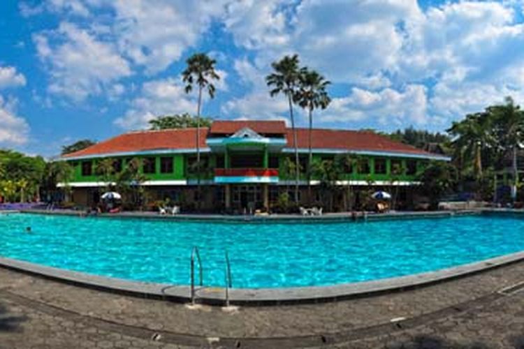 Kolam renang di Taman Wisata Lembang Dieng Malang