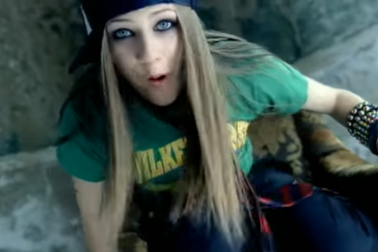 Avril Lavigne dalam video klip lagu Sk8er Boi