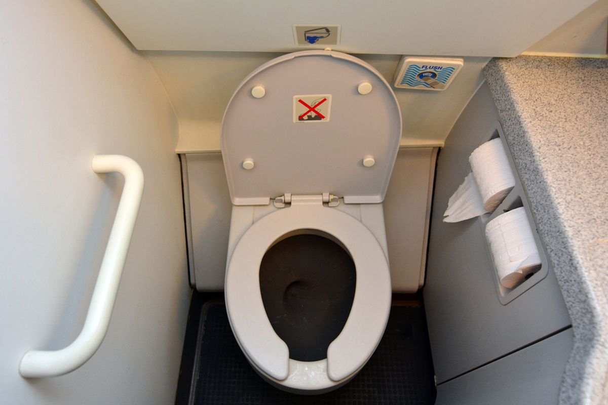 ilustrasi toilet pesawat