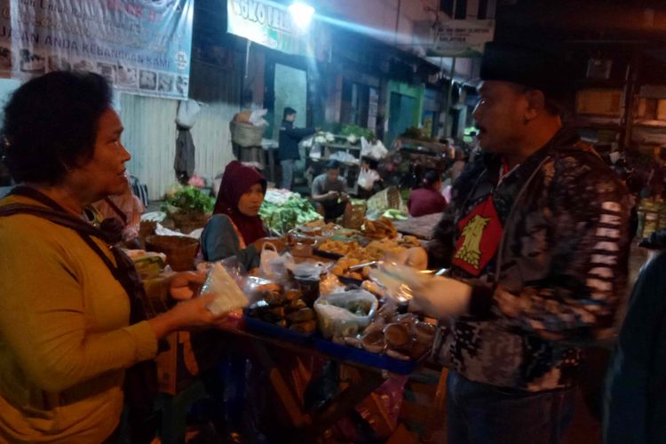 Pengurus DPC Partai Gerindra membagikan masker dan hand sanitizer di Pasar Pagi