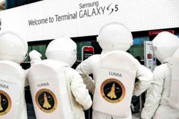 Astronot Lumia menghampiri papan iklan Samsung di Terminal 5 bandara Heathrow