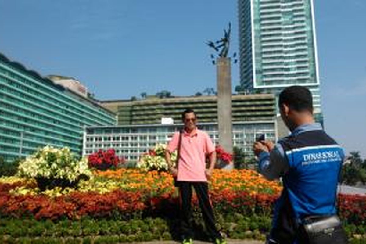 Taman bunga dekorasi di area kolam bunderan HI, menjadi primadona baru pengunjung untuk latar berfoto, Minggu (21/6/2015).
