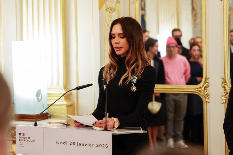 Victoria Beckham menerima gelar Ksatria Seni Prancis di Paris. Tampil elegan serba hitam, kiprahnya di dunia mode kian diakui.
