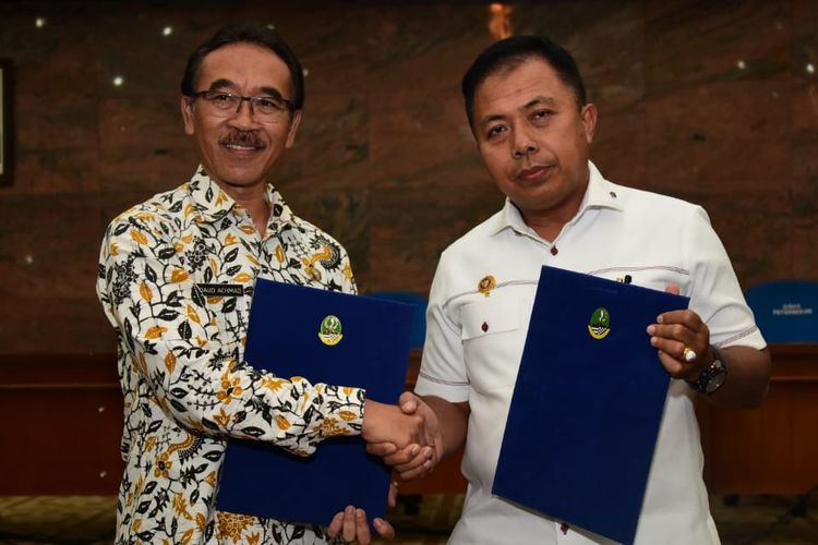 Plh. Sekda Prov. Jabar Daud Achmad melakukan Penandatanganan Nota Kesepahaman (MoU) antara Pemdaprov Jabar dan Komite Intelijen Daerah (Kominda) Jabar di Kota Bandung, Kamis (15/8/2019).