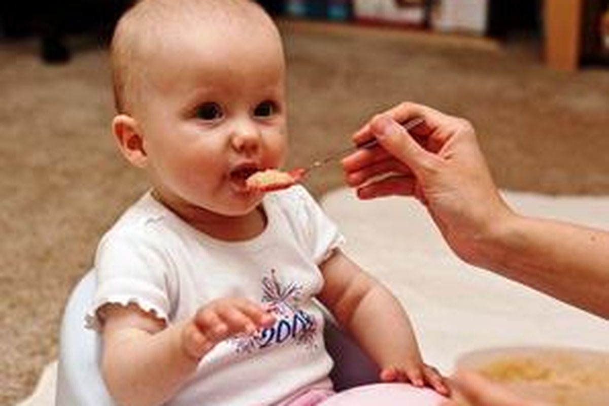 Jangan pernah memaksa anak untuk makan. 