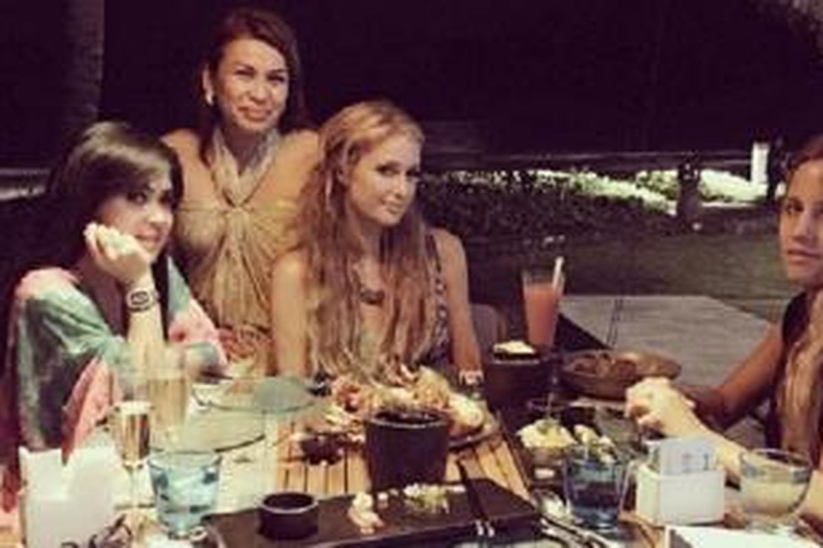 Foto bersama paris Hilton di Bali yang diunggah Syahrini di Instagram @princessyahrini.