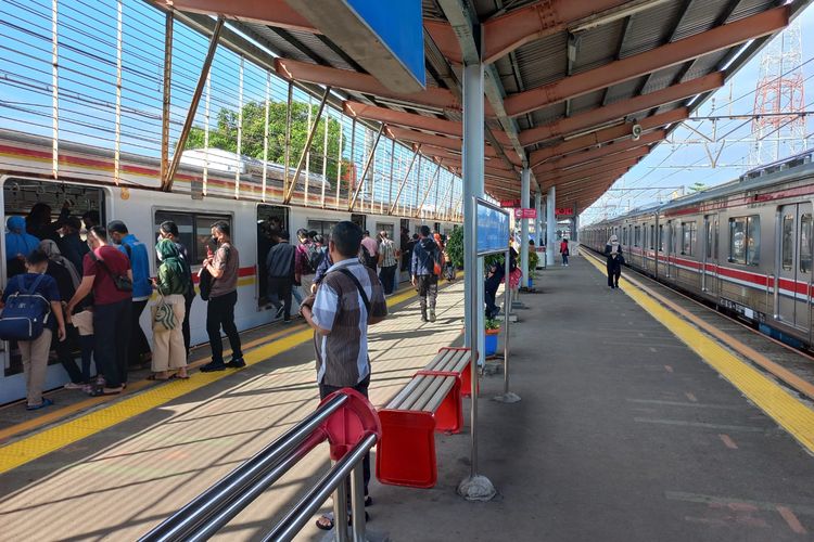Situasi penumpang di Stasiun Depok Lama pada Selasa (31/5/2022). Para penumpang KRL Bogor terliaht sedang berpindah ke rangkaian KRL lainnya.