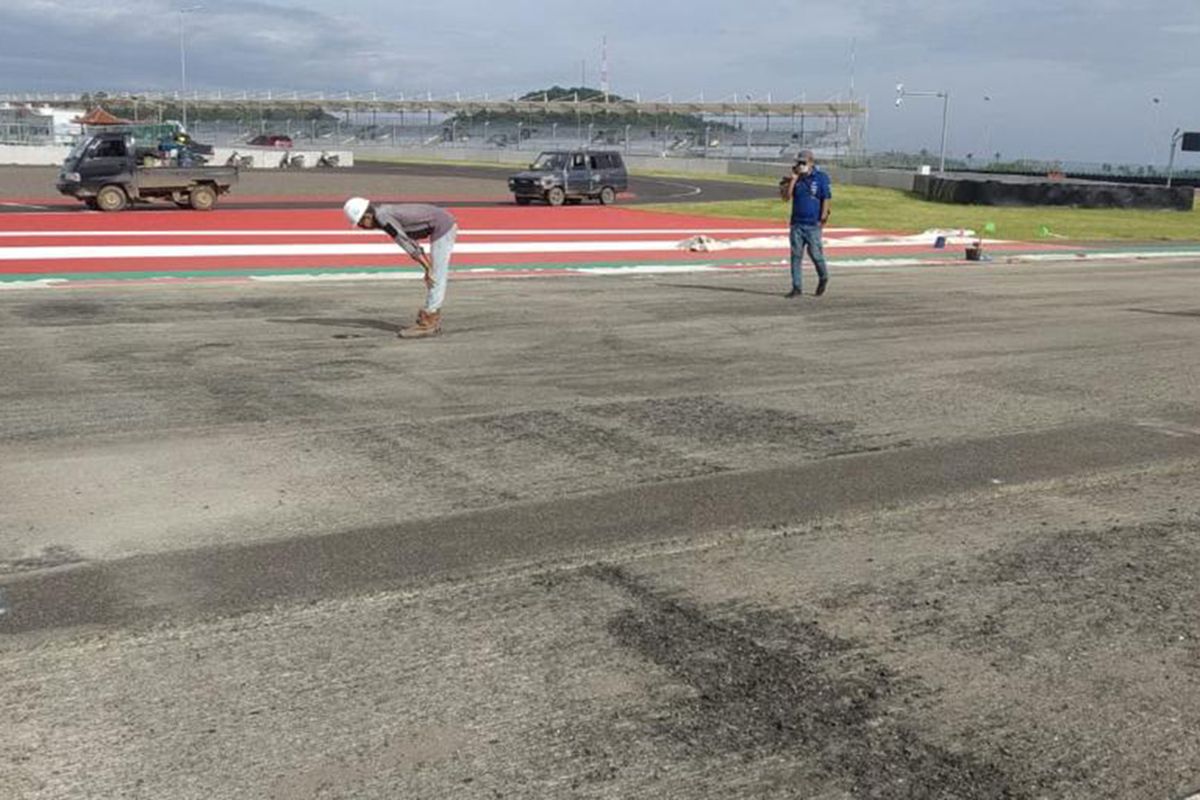 Proses pengaspalan ulang Pertamina Mandalika International Street Circuit