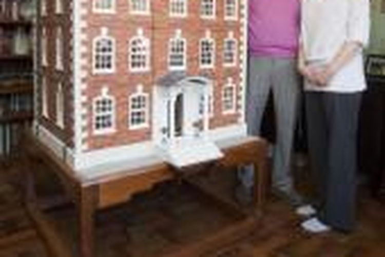 Geoffrey Walkley (69) berhasil menyelesaikan rumah boneka untuk anak perempuannya setelah mengerjakan selama 35 tahun.