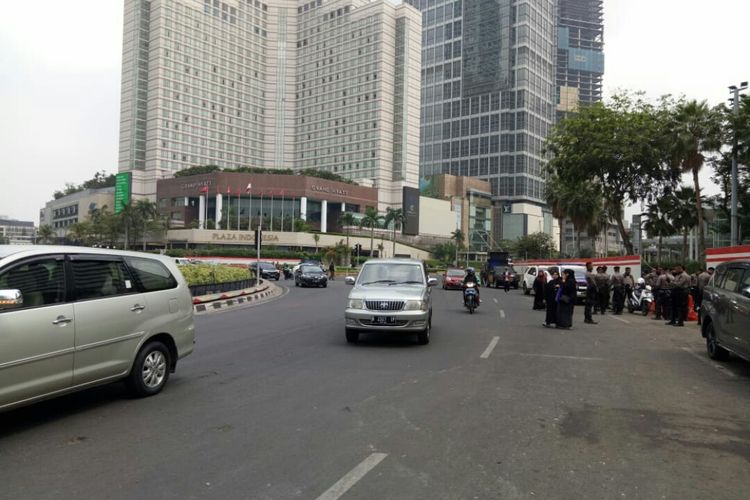 Meski adanya aksi injuk rasa, belum ada pengaliham arus lalu lintas di bundaran Hotel Indonesia, Jakarta Pusat, Sabtu (19/9/2019) 
