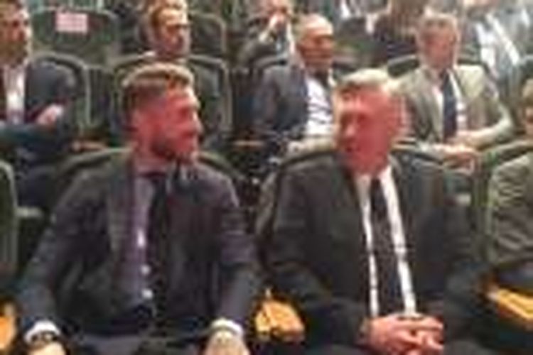 Sergio Ramos (kanan) dan Carlo Ancelotti duduk bersebelahan dalam acara penghargaan Marca, Senin (8/2/2016). 