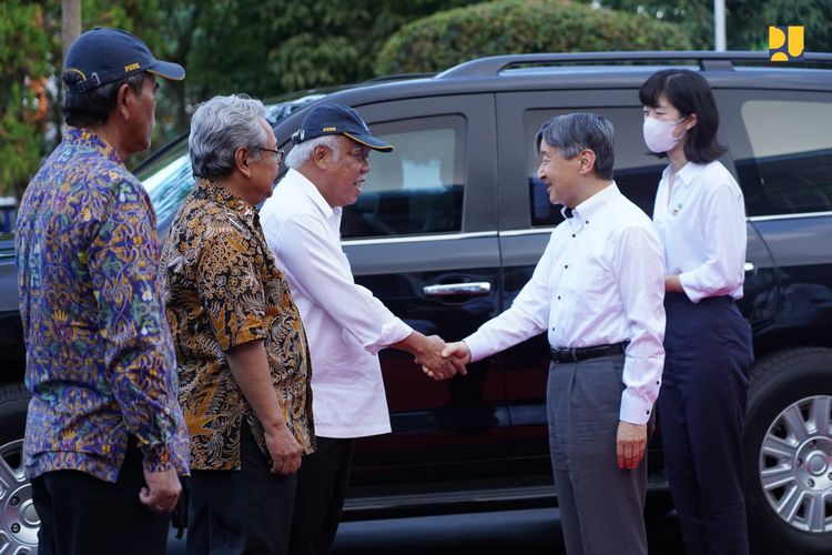 Menteri Pekerjaan Umum dan Perumahan Rakyat (PUPR) Basuki didampingi Dubes Indonesia
untuk Jepang, Heri Akhmadi dan Plt Direktur Jenderal Sumber Daya Air Kementerian PUPR, Jarot
Widyoko menyambut kunjungan Kaisar Jepang Naruhito di Balai Teknik Sabo, Yogyakarta, Rabu (21/6/2023).