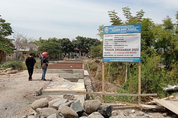 Pembangunan jembatan di Desa Sumberkolak, Kecamatan Panarukan, Kabupaten Situbondo, Provinsi Jawa Timur yang dikelola oleh kontraktor yang sekarang berstatus tersangka suap oleh KPK yakni Yossy S Setiawan.
