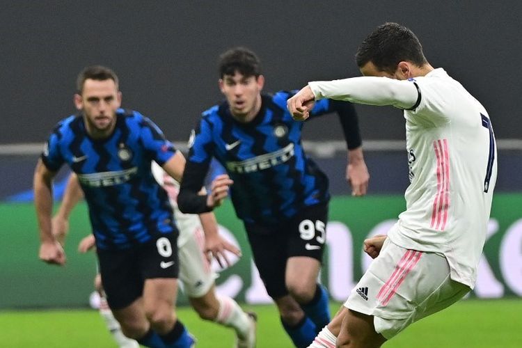 Eden Hazard saat mencetak gol penalti pada pertandingan Inter Milan vs Real Madrid pada matchday keempat fase grup Liga Champions 2020-2021 di Stadion Giuseppe Meazza, Kamis (26/11/2020) dini hari WIB. 