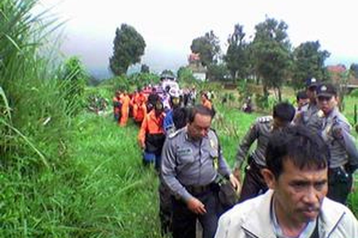 Tim evakuasi naik ke Gunung Salak melalui Pos Cimelati, Kecamatan Cicurug, Sukabumi, Jabar, Selasa (3/2) dalam upaya pencarian tujuh mahasiswa Yarsi, Jakarta. Ketujuh pendaki yang semula dinyatakan hilang dikabarkan sudah ditemukan dan dalam perjalanan evakuasi.