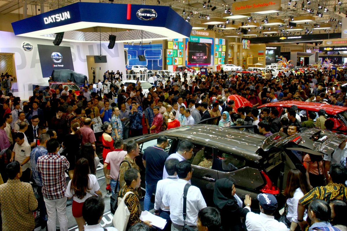 Pengunjung memadati arena pameran Gaikindo Indonesia Internasional Auto Show (GIIAS) 2017 di Indonesia Convention Exhebition (ICE) BSD, Serpong, Tangerang, Banten, Kamis (10/8) Pameran yang berlangsung 10 - 20 Agustus 2017 akan diikuti 32 ATPM anggota GAIKINDO serta 40 produk mobil baru dan konsep serta sepeda motor. ANTARA FOTO/Muhammad Iqbal/ama/17