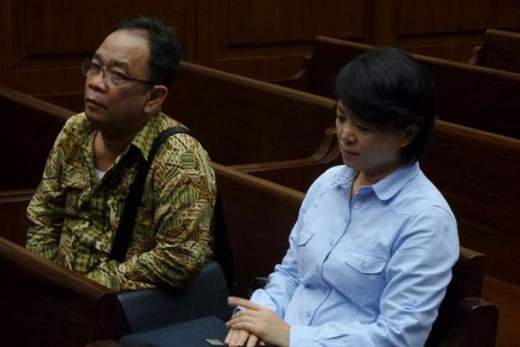 Xaveriandy Sutanto dan Memi yang didakwa menyuap Irman Gusman, menunggu sidang putusan di Pengadilan Tipikor Jakarta, Rabu (4/1/2017).