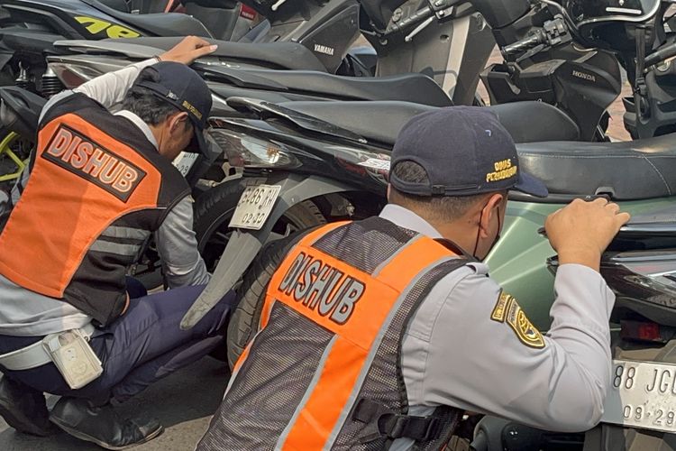 234 Motor Digembosi di Kembangan, Banyak Pengendara Mengaku Tak Tahu Parkirnya Ilegal