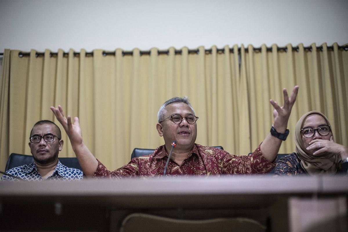 Ketua KPU Arief Budiman (tengah) bersama Komisioner KPU Hasyim Asyari (kiri) dan Evi Novida Ginting Manik (kanan) memberikan keterangan pers soal kasus penetapan calon terpilih anggota DPR Pemilu 2019 PDI Perjuangan Dapil Sumsel I di Kantor KPU Pusat, Jakarta, Jumat (10/1/2020). KPU menegaskan bahwa keputusan penetapan Penggantian Antar Waktu (PAW) anggota DPR periode 2019-2024 merujuk pada Undang-Undang bukan fatwa Mahkamah Agung dan saat ini KPU juga telah menerima surat pengunduran diri dari Wahyu Setiawan sebagai Komisioner KPU. ANTARA FOTO/Aprillio Akbar/wsj.