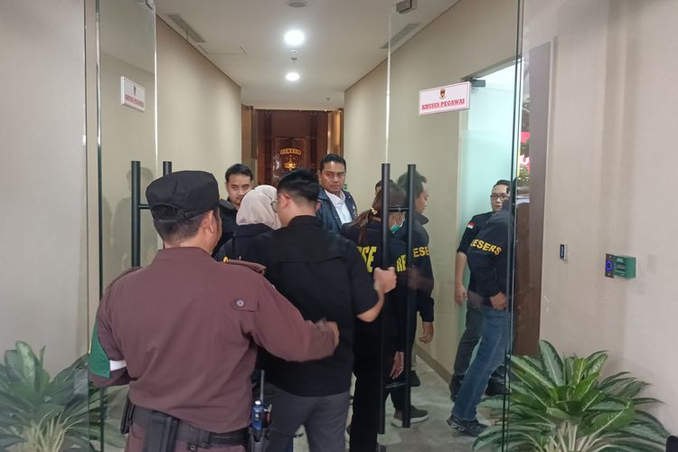 Penyidik Polri Datangi Gedung Pidsus Kejagung, Bawa Koper Bertuliskan 